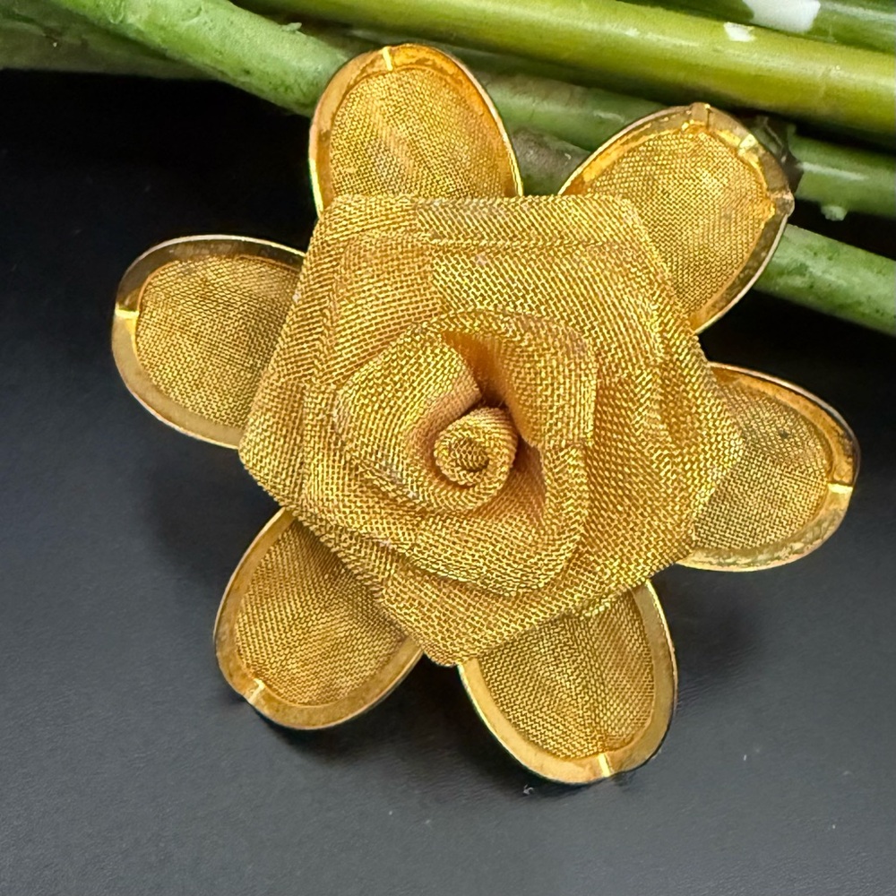 Vintage Unsigned Gold-tone Mesh Flower Brooch 8g.